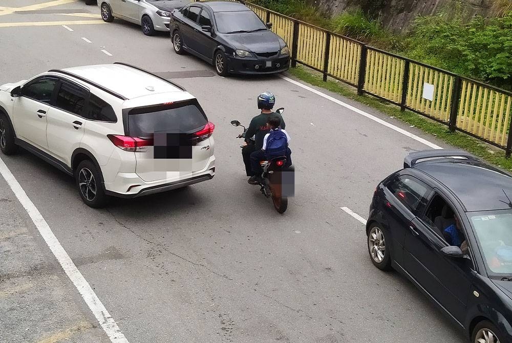 Sikap segelintir penunggang motosikal yang tidak memakaikan anak-anak topi keledar sewaktu mengambil atau menghantar anak dari sekolah.