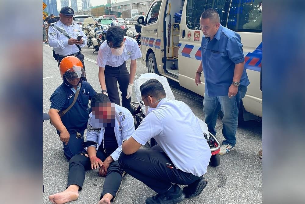 Abdul Jalil yang mengalami kecederaan dalam kemalangan menerima rawatan di Hospital Shah Alam.
