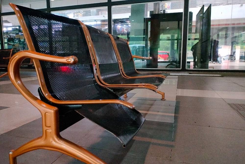 Kerusi rosak disebabkan pengunjung tidur di atasnya dan meletakkan beg lebihan muatan.