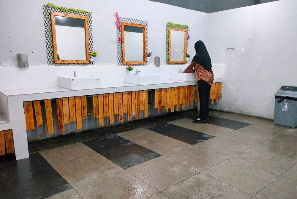 Tandas dalam keadaan bersih dan tidak berbau serta sentiasa dibersihkan.