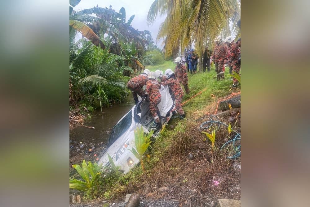 Anggota bomba mengeluarkan mangsa kemalangan selepas kereta dinaiki terbabas dan masuk ke dalam parit di Kilometer 7.9 Jalan Muar-Yong Peng, Batu Pahat pada Rabu. - Foto ihsan IPD Batu Pahat