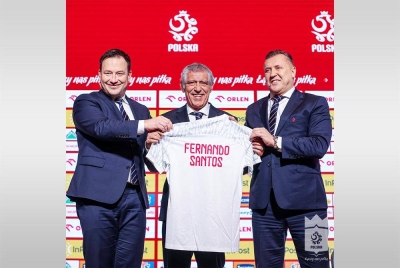 Santos (tengah) ketika diperkenalkan sebagai pengendali baharu Poland. FOTO: AGENSI