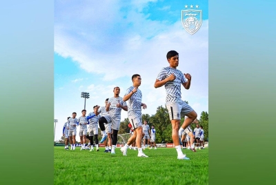 Sebahagian pemain JDT menjalani latihan di Dubai bagi mengharungi aksi pra-musim berkenaan. - Foto fb Johor Southern Tigers.