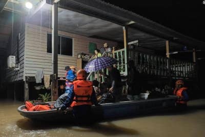 Pitas dan Kota Marudu menjadi daerah terbaharu dilanda banjir dengan 79 mangsa daripada 21 keluarga dipindahkan ke tiga pusat PPS. Foto APM Sabah.