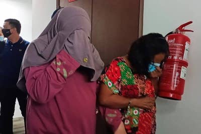 Kedua-dua tertuduh mengaku tidak bersalah di Mahkamah Sesyen Ipoh pada Rabu atas satu pertuduhan memperdagangkan bayi, tiga tahun lalu.