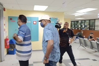 Stephen (depan) dihadapkan ke Mahkamah Sesyen Johor Bahru pada Rabu atas pertuduhan membuat tuntutan palsu Program Penjana Kerjaya 2.0 Perkeso.