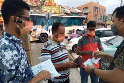 Antara warga asing dikenakan kompaun dalam Operasi Kutu Sampah di sekitar Jalan Baharu dan Jalan Pos Baru di Pusat Bandar Klang Utara di Klang