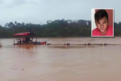 Seorang pemuda dikhuatiri lemas apabila bot yang dinaiki bersama bapa saudara dan rakan terbalik di Sungai Kelantan berhampiran Jambatan Guillemard, Machang pada Selasa. (Gambar kecil: Che Hishamuddin)