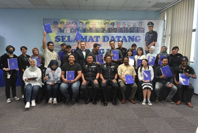 Noor Dellhan (duduk, lima dari kiri) bergambar bersama petugas media ketika Program Hari Bersama Media di Ibu Pejabat Polis Daerah (IPD) Dang Wangi pada Rabu.
