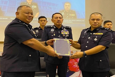 Muhamad Zaki (tengah) semasa Majlis Serah Terima Tugas Ketua Polis Daerah di IPD Pasir Mas melibatkan Mohd Nasaruddin (kiri) dan Nik Aminuddin (kanan) pada Rabu.