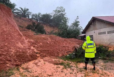 Anggota dari Balai Polis Kuala Rompin melakukan pemantauan di lokasi tebing runtuh di Felda Selendang di sini pada Rabu. - Foto FB IPD Rompin