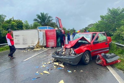 Seorang warga emas maut selepas kereta yang dipandunya bertembung dengan sebuah lori di Kampung Wakaf Bata, Machang pada Rabu.