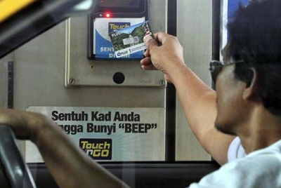Touch ‘n Go Sdn Bhd (TNG) diarahkan untuk segera menambah bilangan pusat jualan kad dan perkhidmatan susulan rungutan orang ramai untuk mendapat kad dan peranti Smart Tag di pasaran.(Gambar hiasan) - Foto Bernama