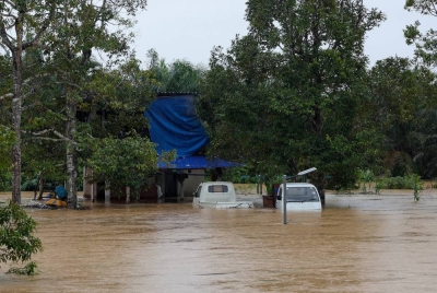 Keadaan sebuah rumah penduduk di Jalan Jabi-Bukit Tempurung di Segamat yang dilanda banjir pada Rabu. - Foto Bernama