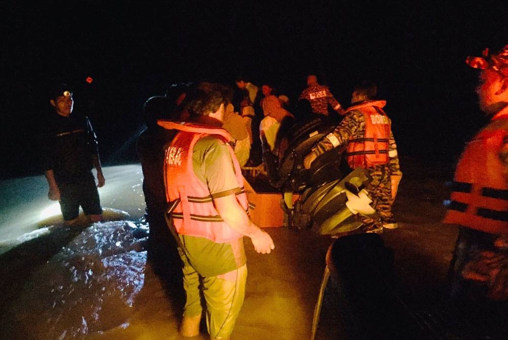 Pasukan penyelamat sedang memindahkan mangsa banjir di Sabah.