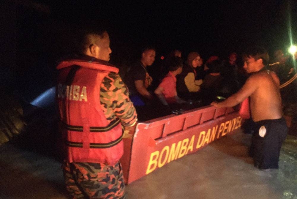 Pasukan penyelamat memindahkan mangsa banjir yang terjejas.