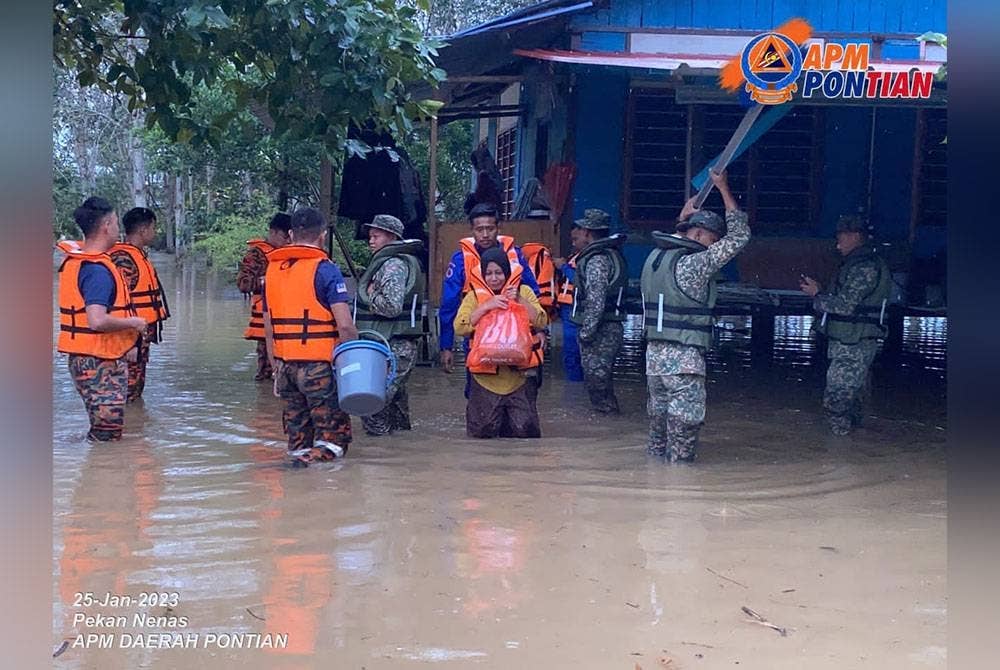 Pasukan penyelamat membantu memindahkan mangsa banjir di Pontian. - Foto APM Pontian