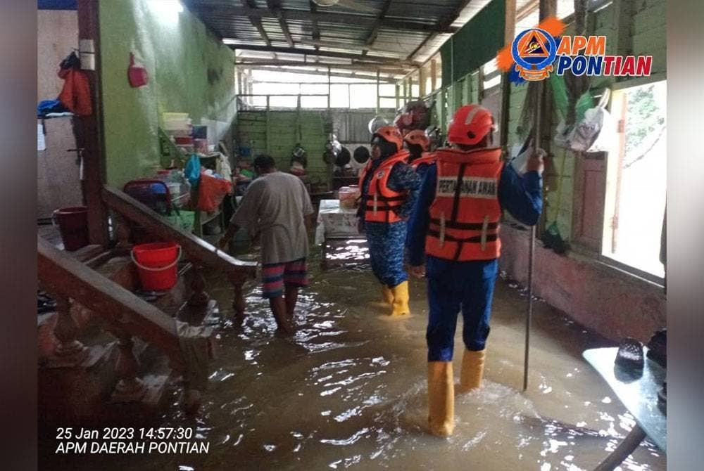 Rumah penduduk yang dinaiki air banjir di Pontian. - Foto APM Pontian
