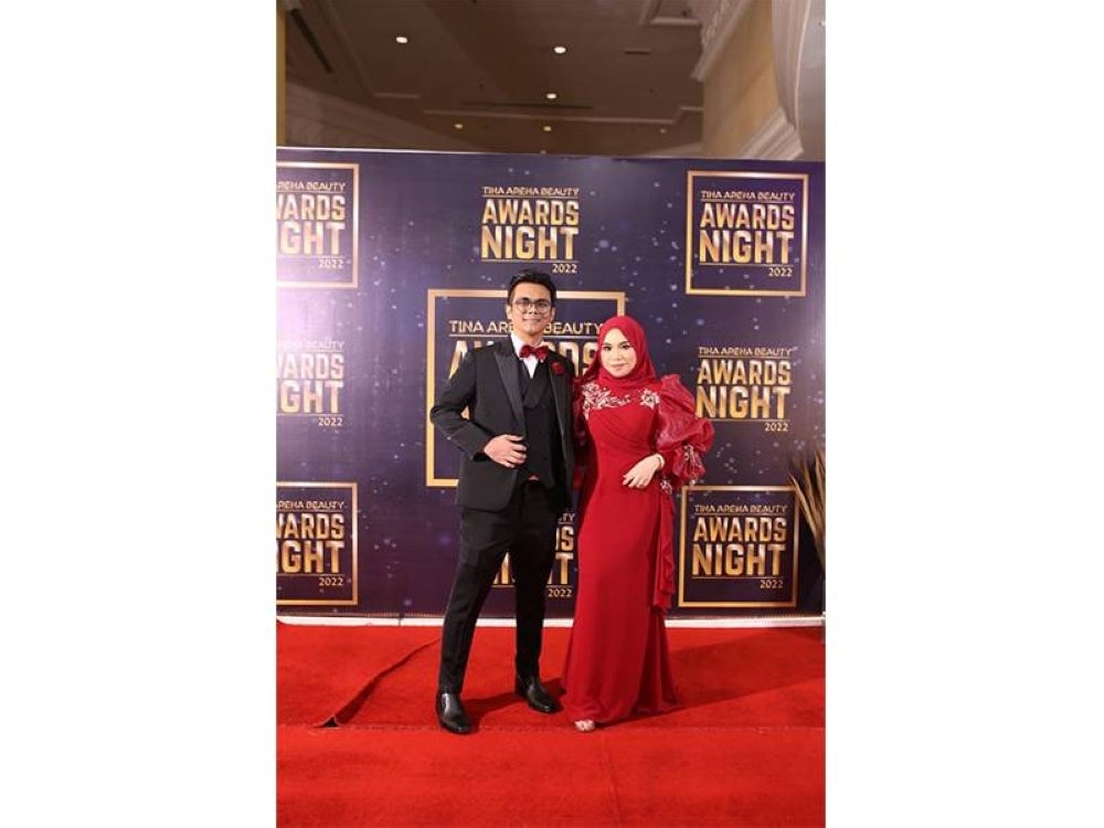 Tina bersama Nik Akhbar ketika makan malam menghargai kakitangan mereka sempena Tina Arena Beauty Dinner Appreciation Night.