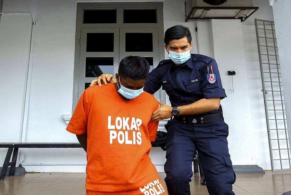 Tertuduh diiring polis sebaik tiba di mahkamah.