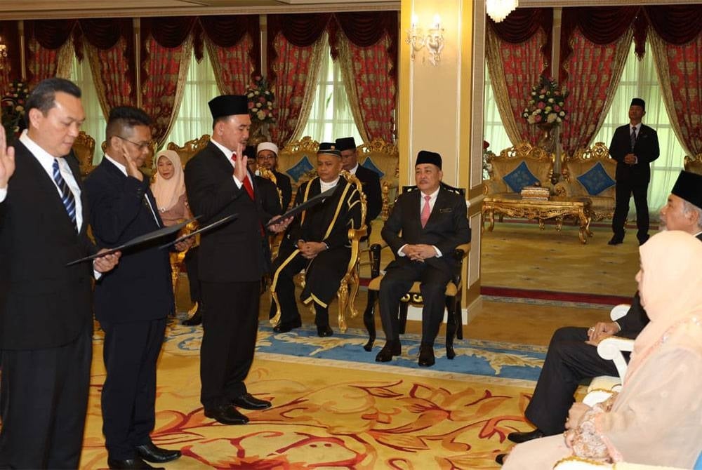 Tiga Pembantu Menteri (dari kiri) Ruslan, Peto dan Lee Fatt mengangkat sumpah di hadapan Tun Juhar di Istana Seri Kinabalu, Kota Kinabalu.