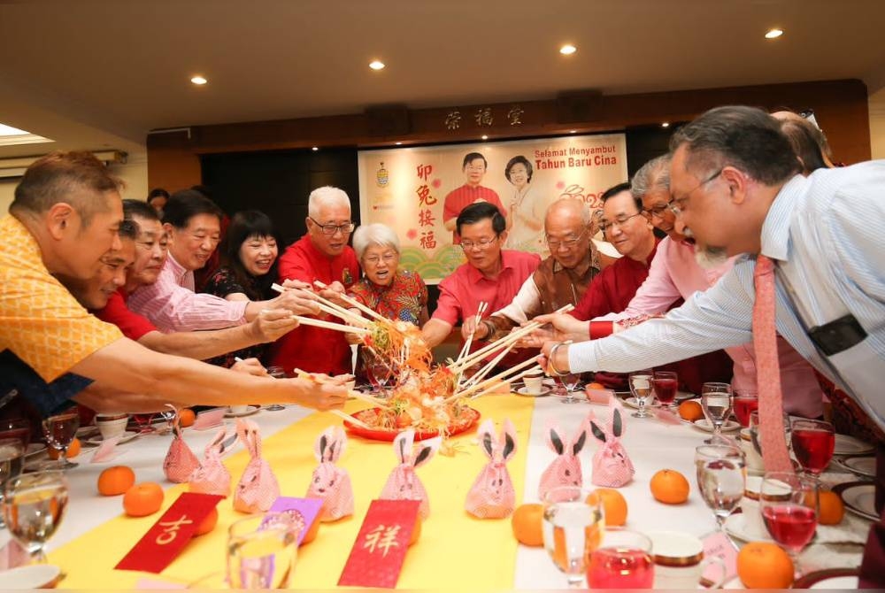 Kon Yeow (lapan dari kiri) menghadiri Majlis Rumah Terbuka Kadun Padang Kota pada Khamis.