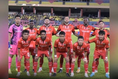 Pemain Sarawak United masih menunggu pembayaran gaji oleh pengurusan pasukan. - Foto FB Sarawak United FC