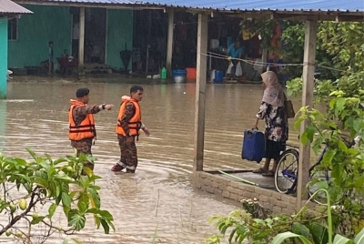 Penduduk di beberapa kampung di daerah Rompin dipindahkan selepas kediaman mereka dinaiki air. - Foto APM Pahang