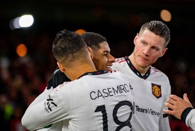 Rashford meraikan jaringan bersama para pemain United lain ketika berdepan Forest dalam aksi Piala Liga di City Ground. - Foto Agensi