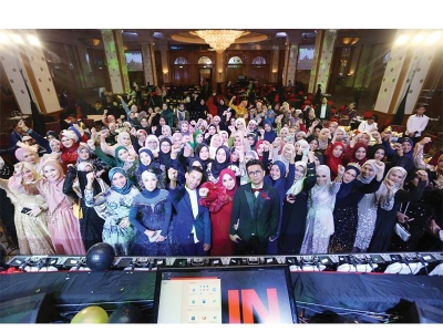 Tina bersama kakitangan dan keluarga yang banyak membantu dalam kejayaannya.