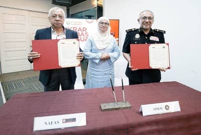 Razim (kanan) dan Zamri (kiri) bergambar selepas menandatangani Ikrar Bebas Rasuah di Ibu Pejabat Nafas, Kota Damansara.