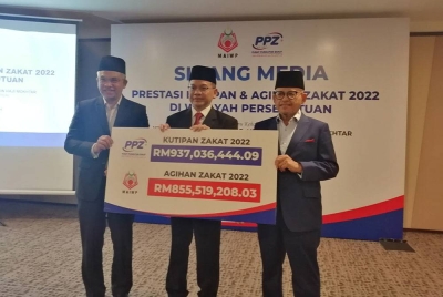 Dari kiri Mohd Daud, Mohd Na'im dan Abdul Aziz menunjukkan jumlah kutipan dan agihan bagi tahun 2022 pada sidang akhbar yang diadakan pada Khamis.