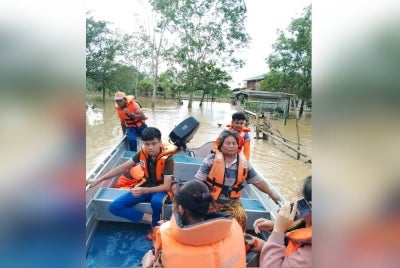 Operasi memindahkan mangsa banjir di Pitas dilakukan oleh pasukan penyelamat.
