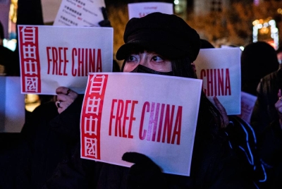 Kumpulan penunjuk perasaan memegang kertas bertulis 'Bebas China' semasa berkumpul di Seoul, Korea Selatan. - AFP