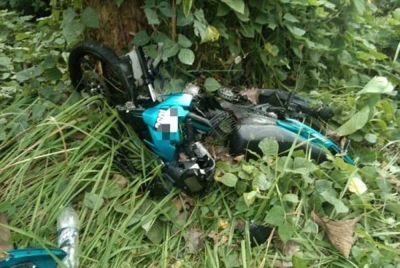 Keadaan motosikal dinaiki dua beranak selepas terlibat kemalangan di di Jalan Bukit Malut, Langkawi pada Khamis.