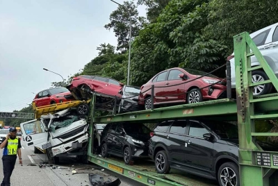 Beberapa buah kereta jenis Perodua yang diangkut treler berkenaan turut alami kerosakan dalam kejadian di KM21.3, Lebuhraya NKVE di Petaling Jaya pada Khamis. - Foto PDRM