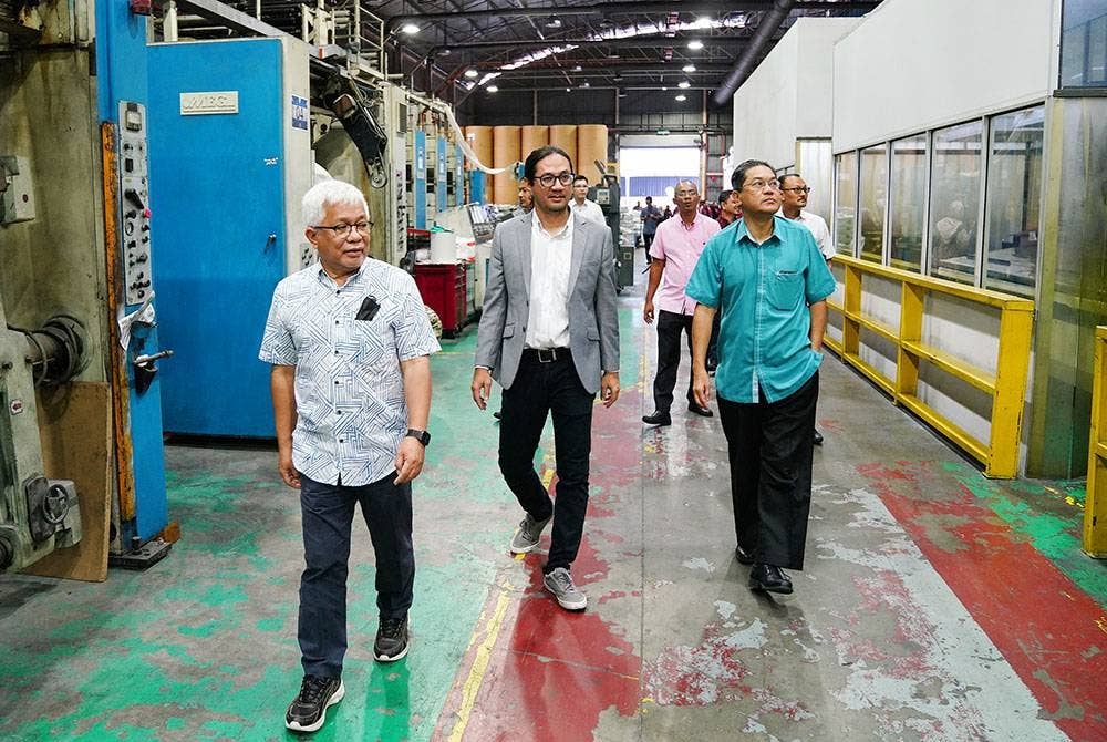 Ikmalruddin (kanan) melawat Kompleks Karangkraf sambil diiringi Hussamuddin (kiri).