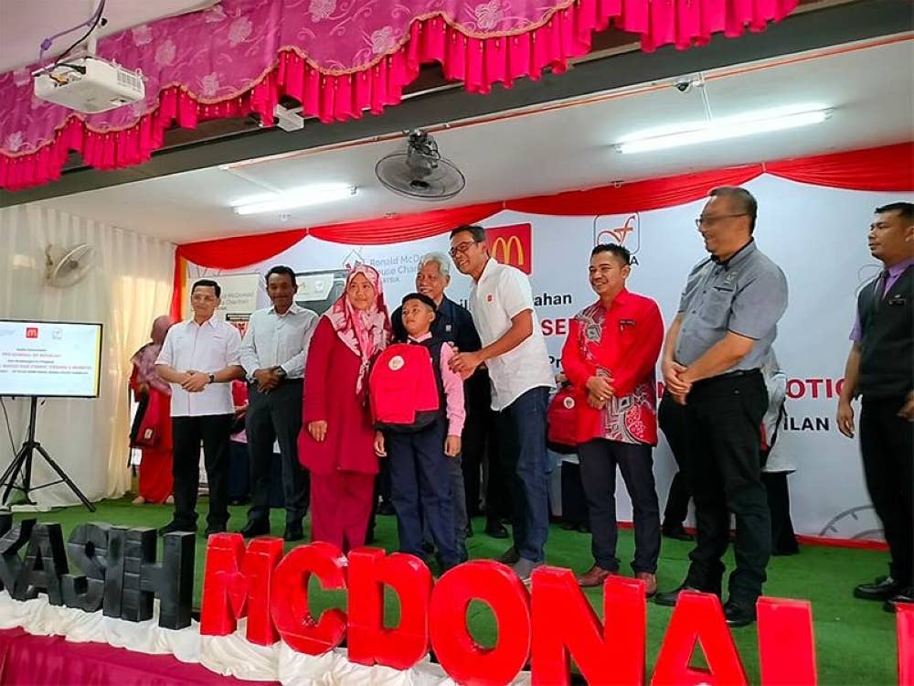 Azmir (lima dari kanan) menyampaikan Pek Kembali Ke Sekolah.