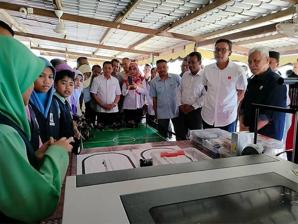 Azmir (dua dari kanan) dan Idris (kanan) melihat demonstrasi Coding & Robotic oleh murid SK (Felda) Pasir Besar, Gemas.