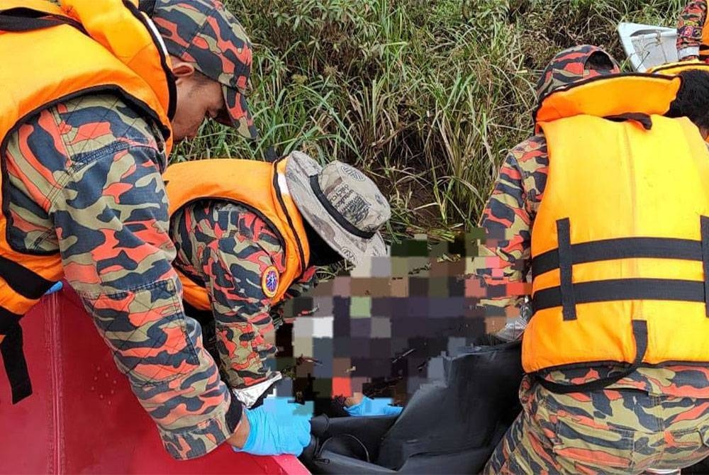 Anggota bomba menguruskan mayat lelaki yang ditemui lemas di sungai berkenaan.