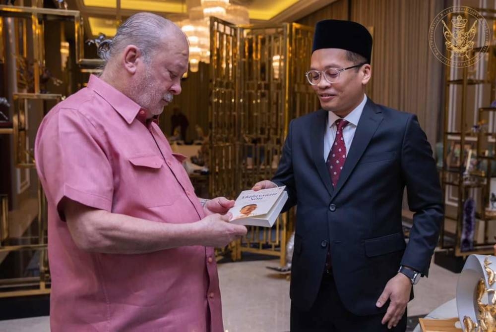 Sultan Ibrahim menerima menghadap Nik Nazmi yang mempersembahkan cadangan projek tebatan banjir di negeri ini.