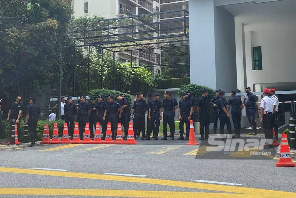 Anggota polis bersiap sedia bagi mengawal demonstrasi yang bakal dilakukan di hadapan Kedutaan Sweden.