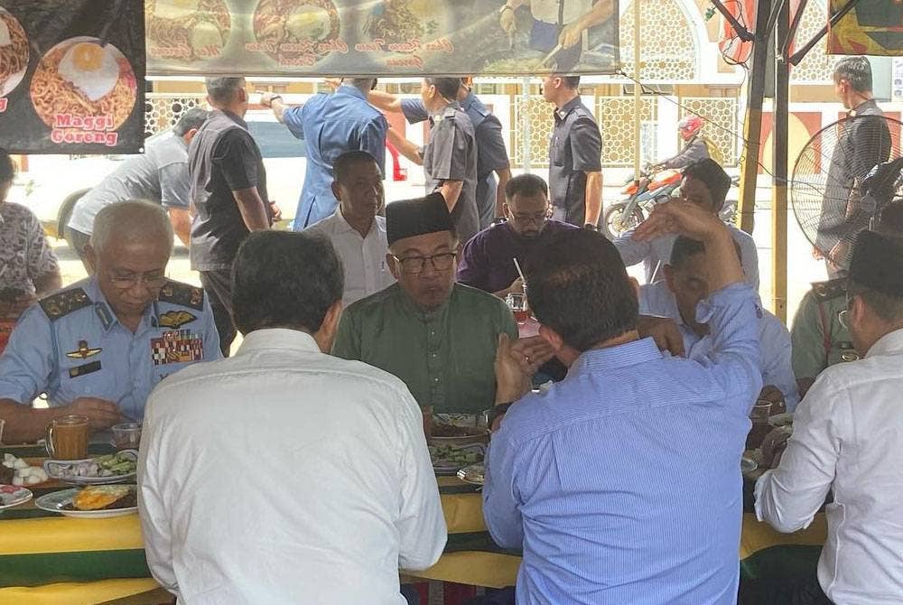 Anwar sempat menikmati makan tengah hari di gerai Famous D’KL di tapak niaga berhadapan kawasan masjid. - Foto AMK Setiawangsa