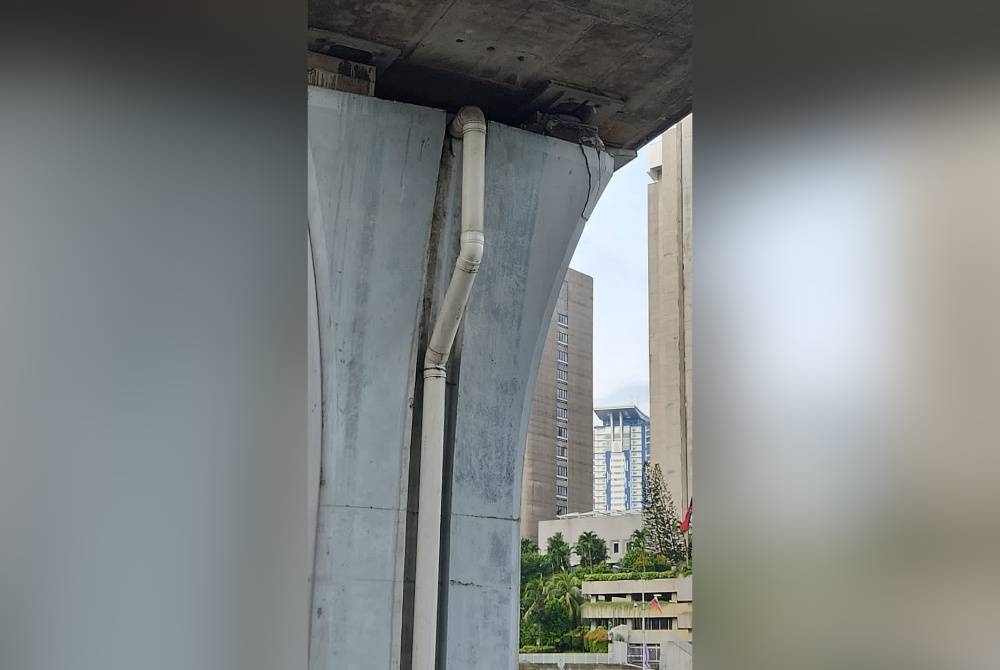 Keretakan struktur jejambat menyebabkan penjajaran landasan menjadi bengkok.