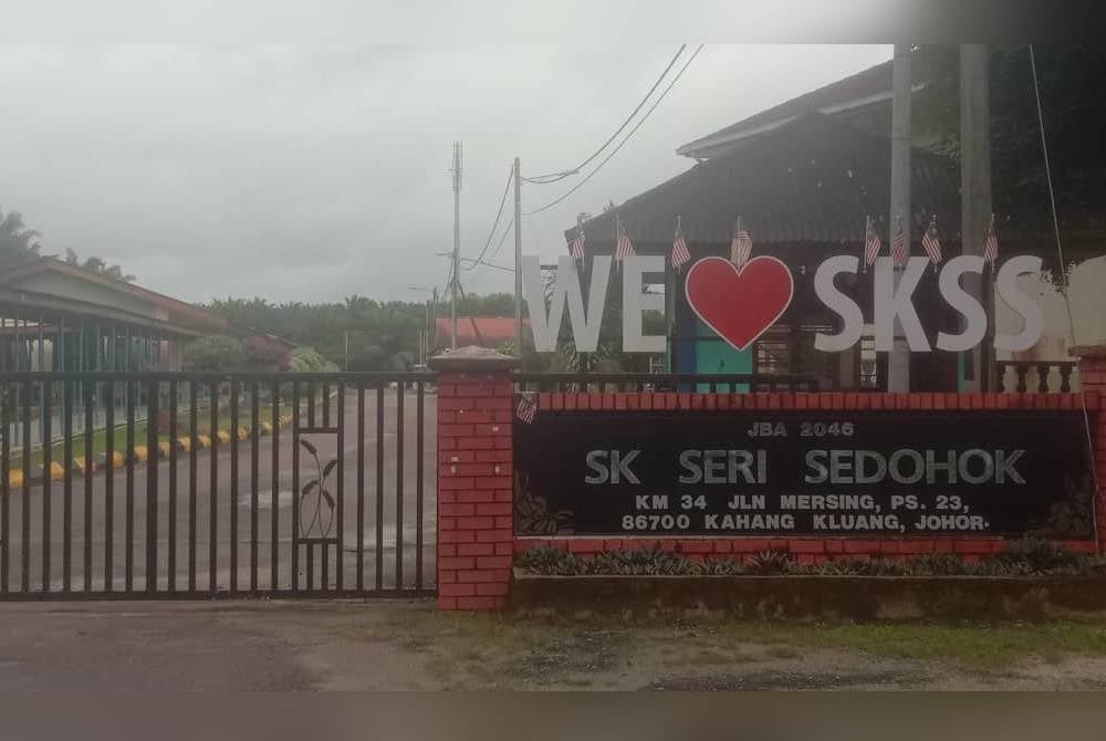 Hanya 20 daripada 87 murid di SRK Seri Sedohok hadir disebabkan jalan masuk ke Kampung Orang Asli Sedohok, Kluang dinaiki air kira-kira lebih satu meter sejak Rabu.