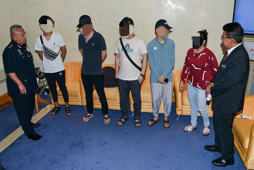 Abd Jalil dan Mohd Ani (kanan) bertemu dengan lima rakyat Malaysia yang berjaya dibawa pulang selepas terperangkap di Kemboja.