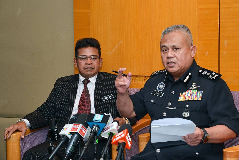 Abd Jalil ketika sidang akhbar di KLIA, Sepang mengenai kejayaan membawa pulang lima rakyat Malaysia yang terperangkap di Kemboja.