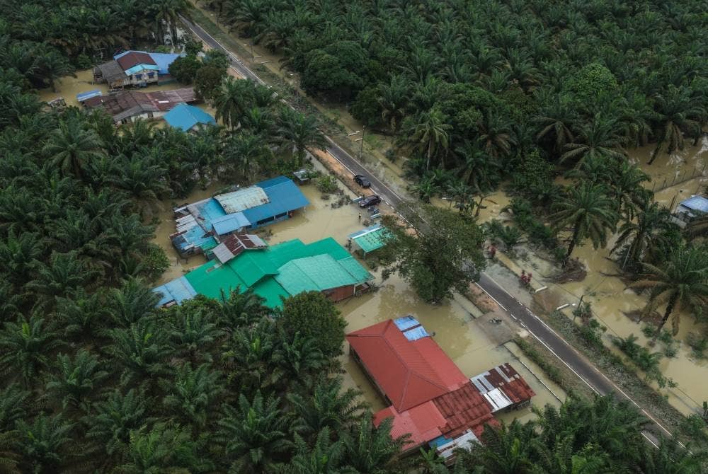 Tinjauan dari udara semasa pemantauan situasi banjir di beberapa daerah di negeri Johor, pada Jumaat. - Foto Bernama