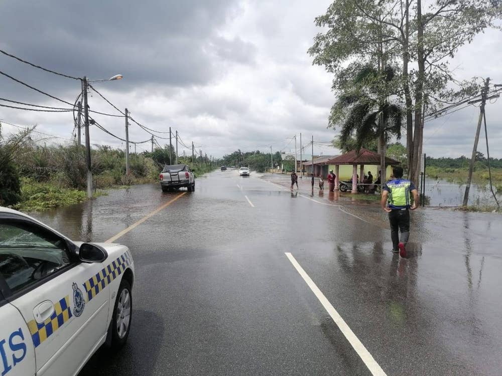 Pemantauan yang dilakukan anggota polis IPD Kota Tinggi di lokasi banjir.