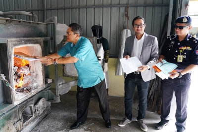 Dari kiri: Ikmalruddin, Azizi dan Ketua Jabatan Keselamatan Dalam Negeri dan Ketenteraman Awam (KDNKA) Selangor, Superintendan Rudy Abdullah pada program Pelupusan Dokumen PRU15 di Kompleks Karangkraf.